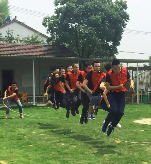 “向梦想出发” 利来w66销售团建活动完善绽放