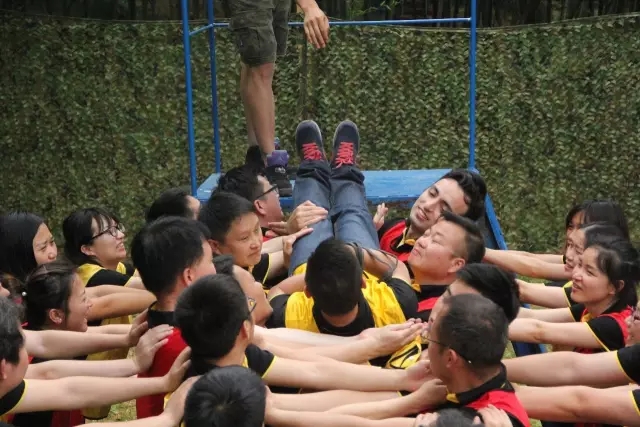 “向梦想出发” 利来w66销售团建活动完善绽放